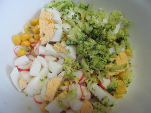 Салат из морепродуктов с брокколи