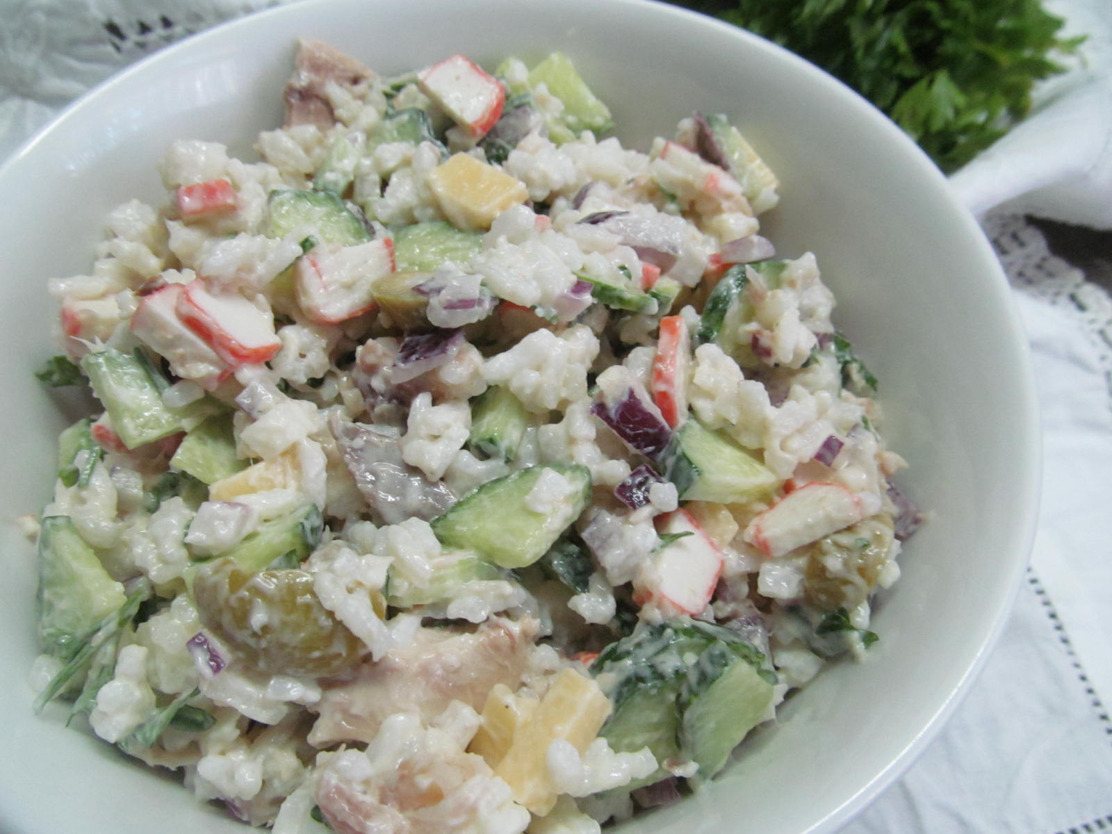 Вкусный салат с копченой рыбой и картофелем — приготовьте к обеду