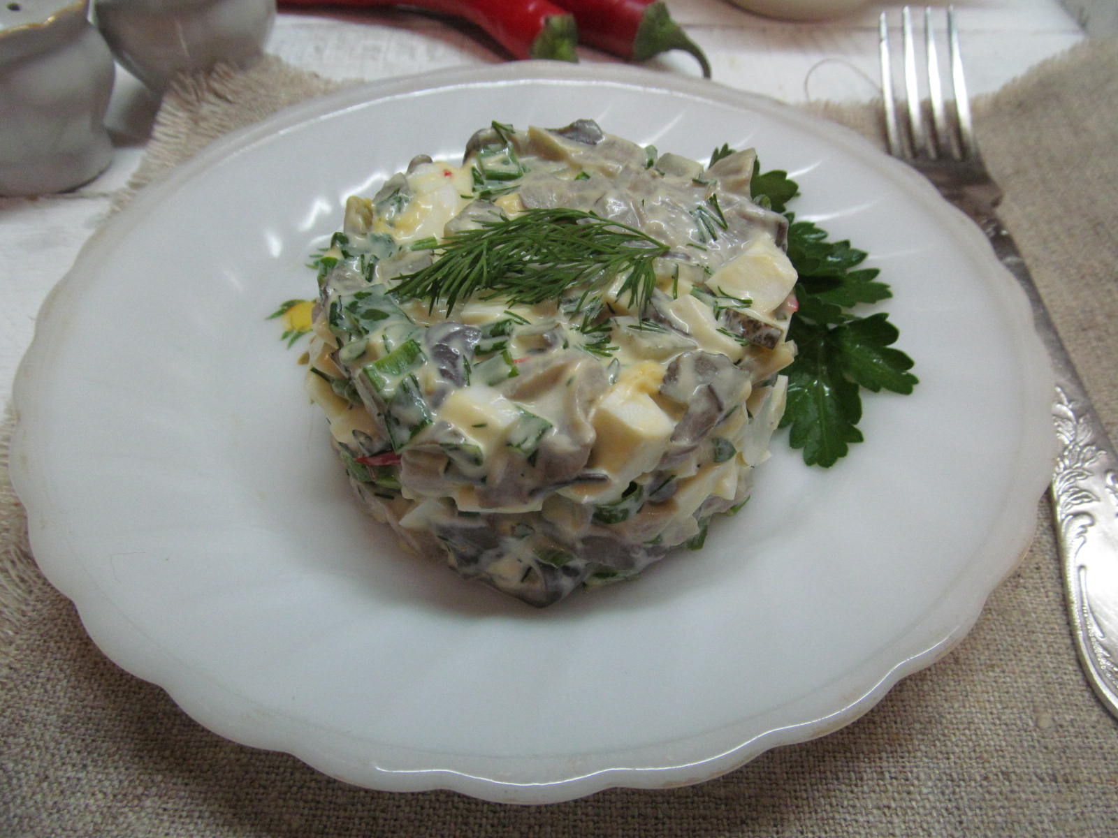 10 вкусных и сытных салатов с шампиньонами - Лайфхакер