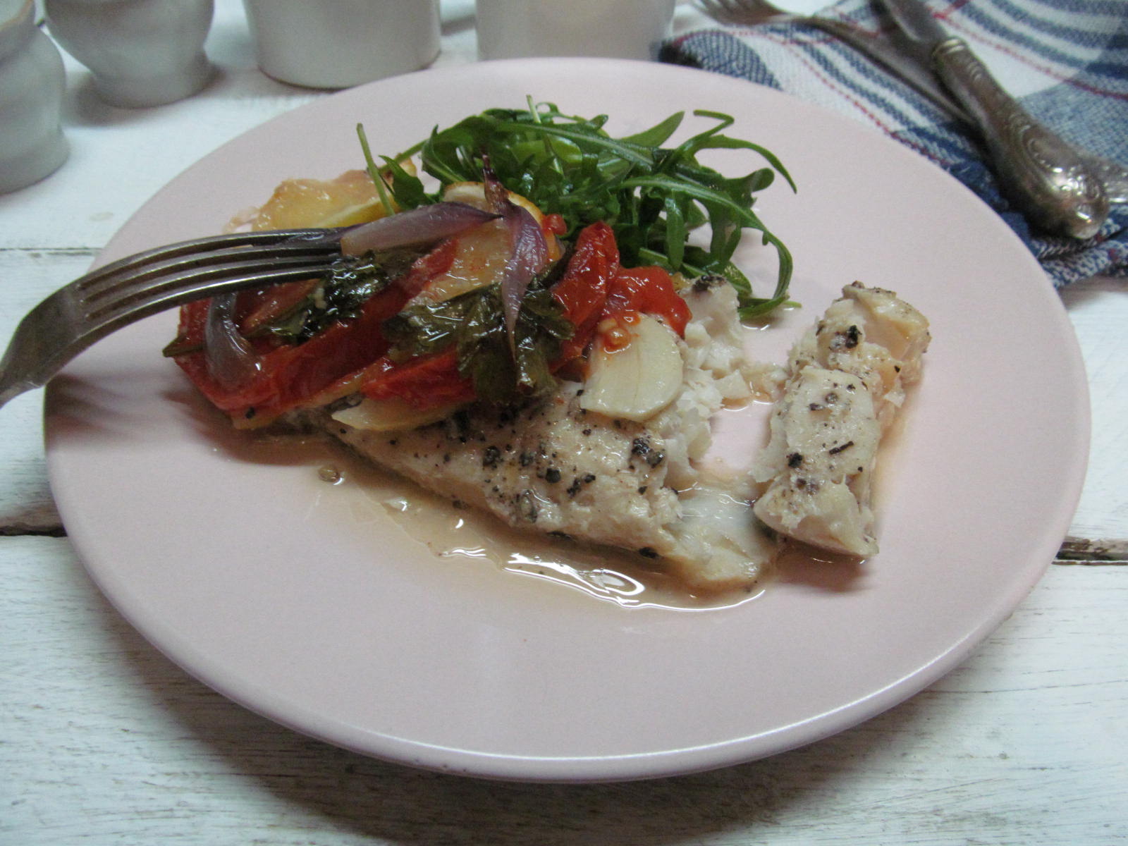 Как приготовить рыбу с овощами на сковороде