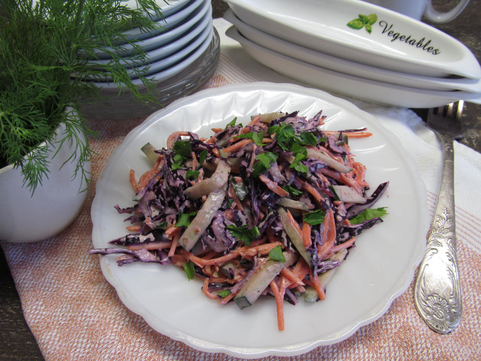 Салат из краснокочанной капусты с морковью и яблоком / Простой рецепт