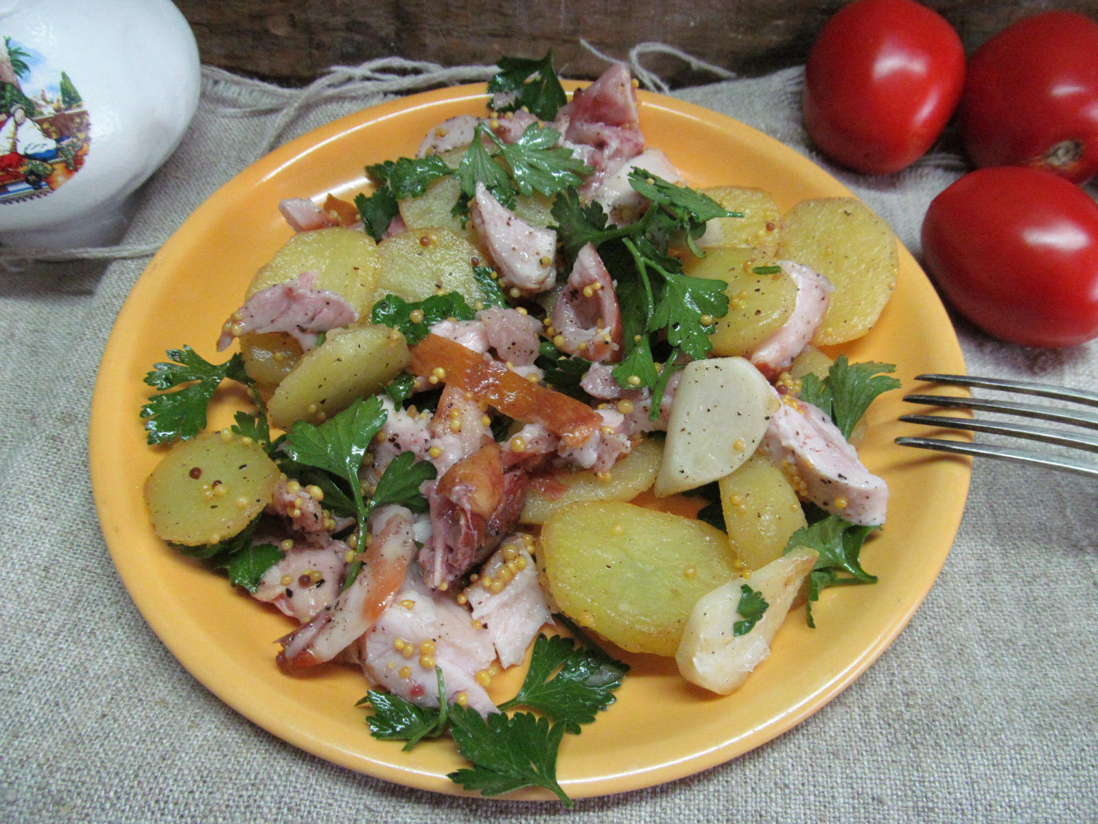 1. Салат с копчёной курицей, ананасом и грецкими орехами
