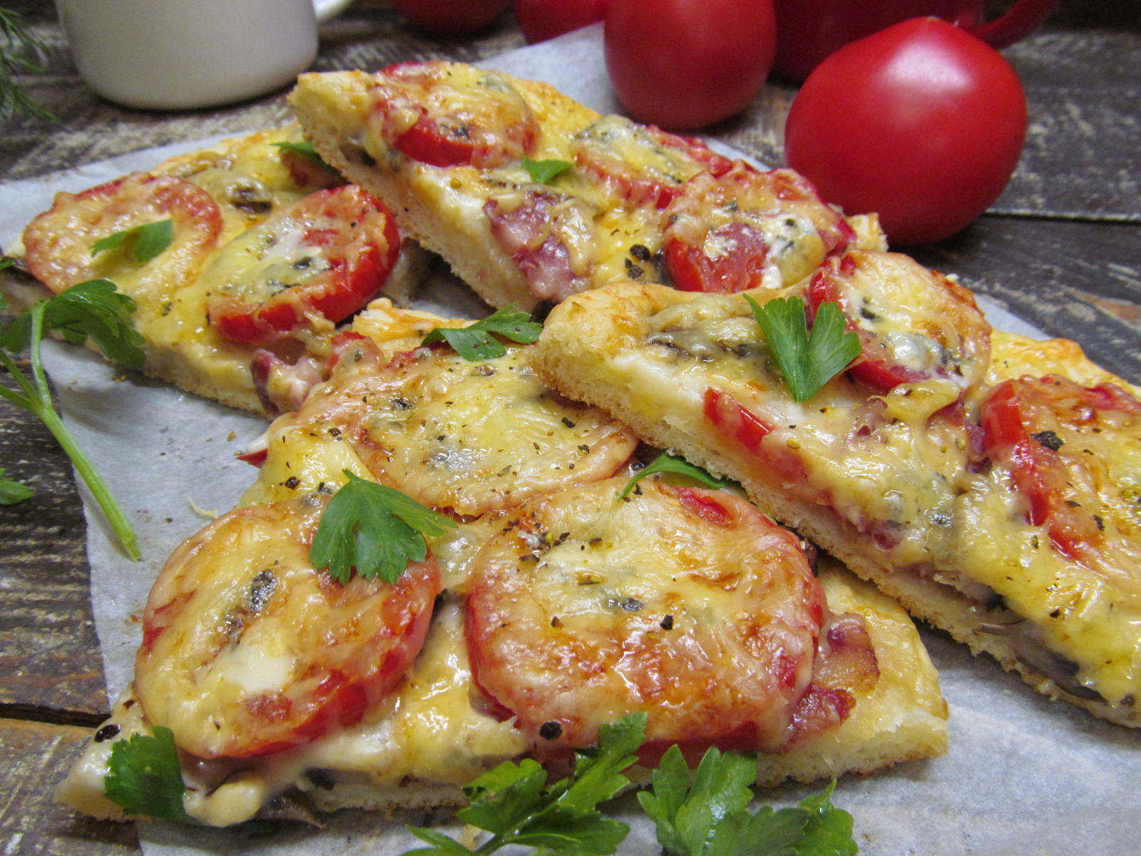 Домашняя пицца с грибами — рецепты с курицей, помидорами, сыром, колбасой, ветчиной