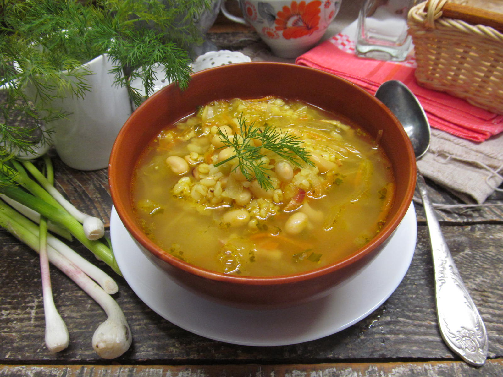 Венгерский суп из консервированной фасоли с копченостями